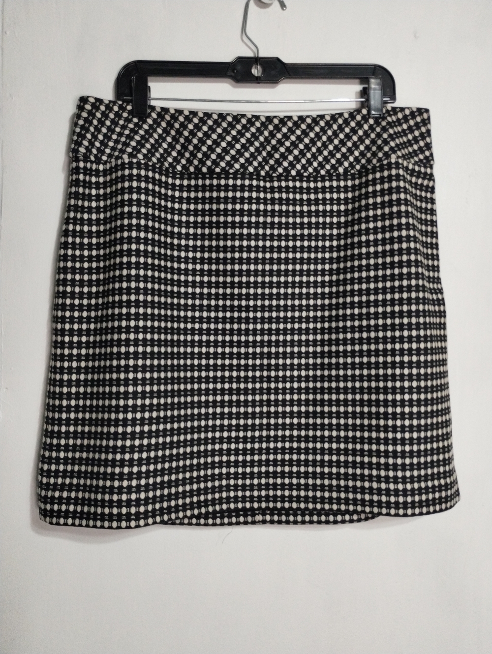 LOFT Black and White Mini Skirt Size (16)